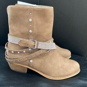 NOT RATED Jet Setter Women's Faux Leather Taupe Fashion Ankle boots women size 8